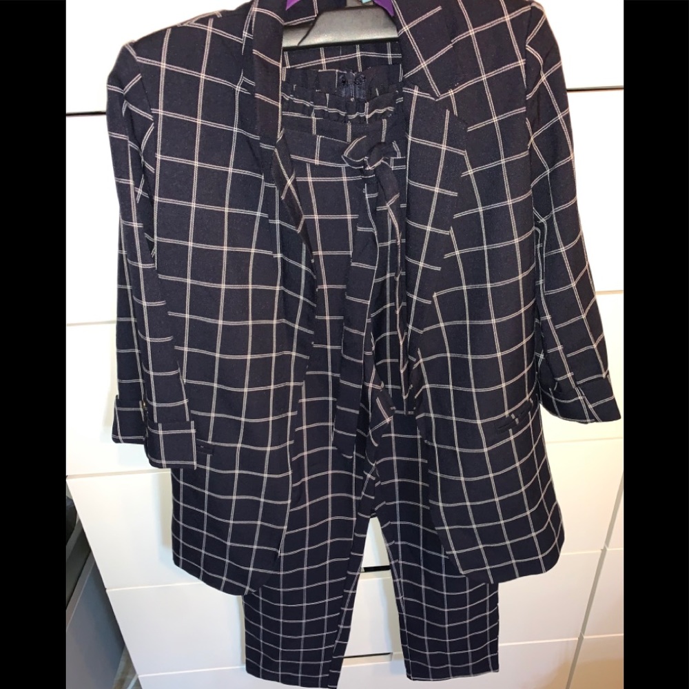 Pants suit